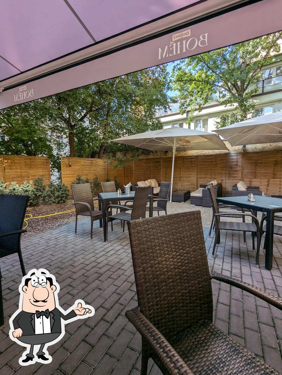 Забронируйте столик в "Husinec restaurace".