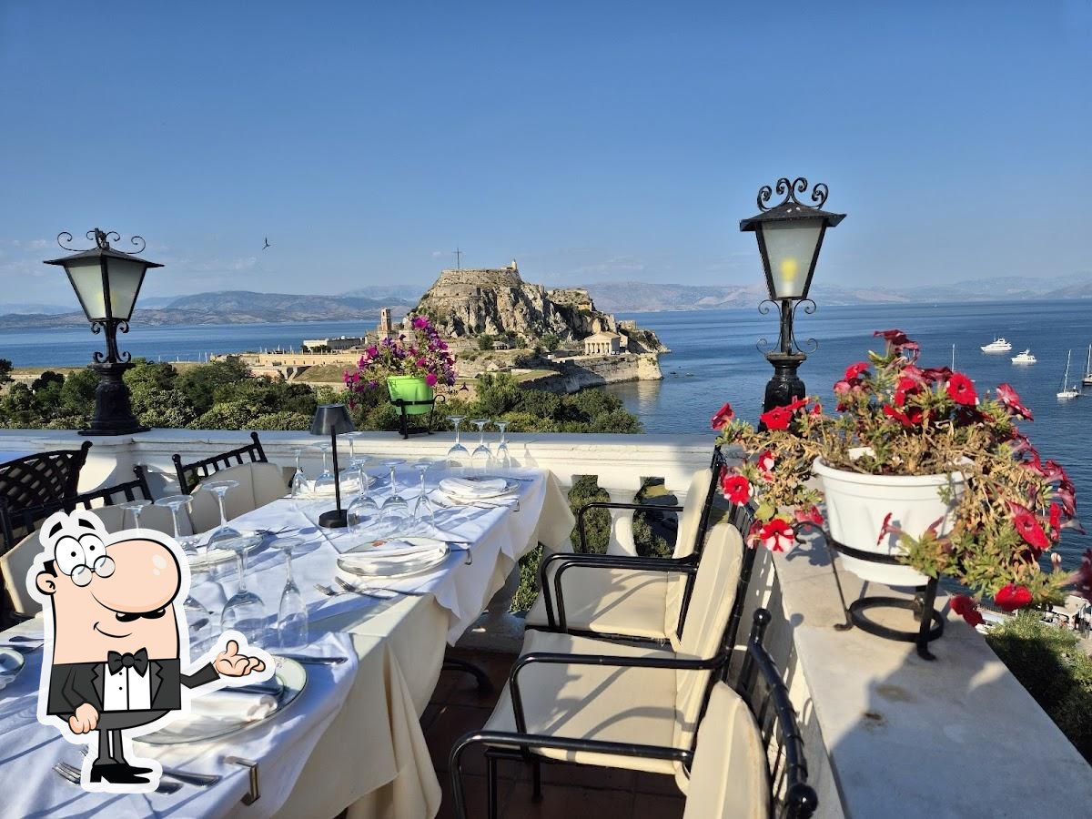 Посмотрите на внутренний интерьер "Cavalieri Roof Garden".