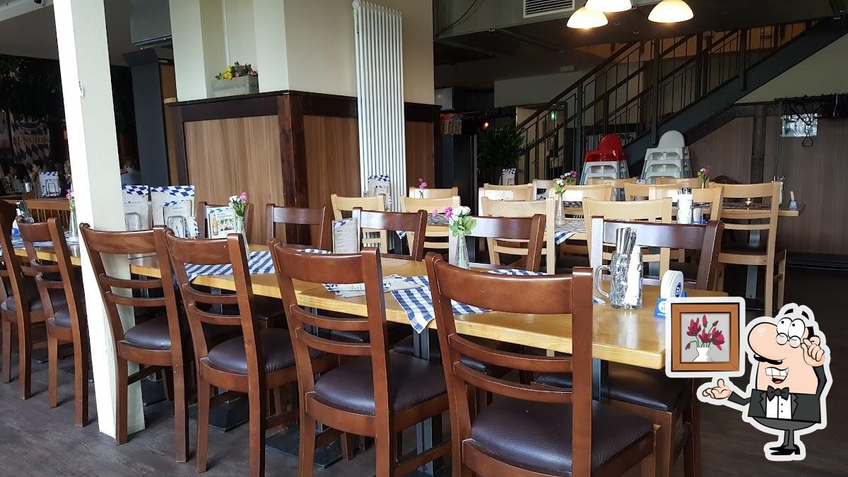 Посмотрите на внутренний интерьер "Hofbräu Wirtshaus Speersort".