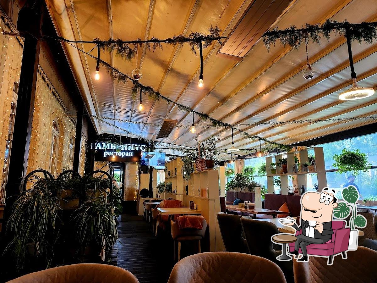 Посмотрите на внутренний интерьер "Гамбринус на Марксистской".