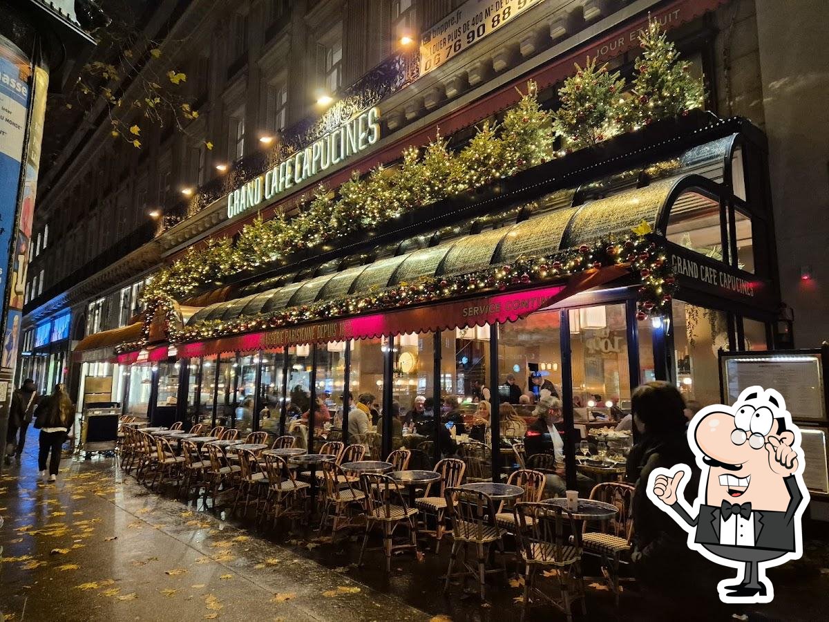Посмотрите на внутренний интерьер "Le Grand Café des Capucines".