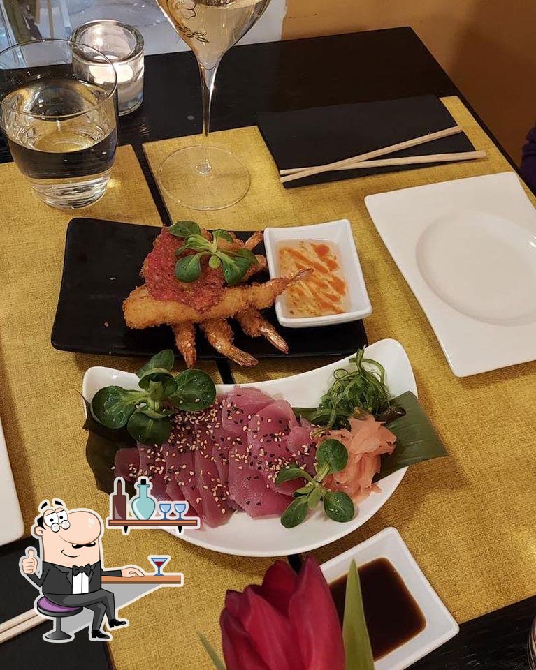 Посмотрите на внутренний интерьер "Kagerou Ramen Restaurant and Bar".