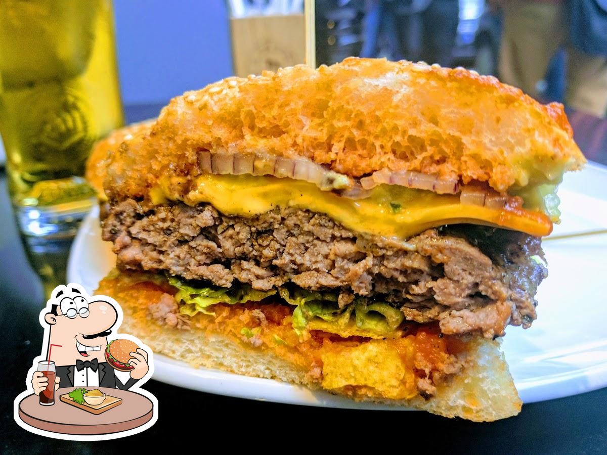  Гамбургеры из "Moo Moo Steak & Burger Club" придутся по вкусу любому гурману.