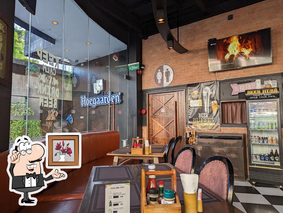 Посмотрите на внутренний интерьер "Beer Hubb - Soi Buakhao Branch".