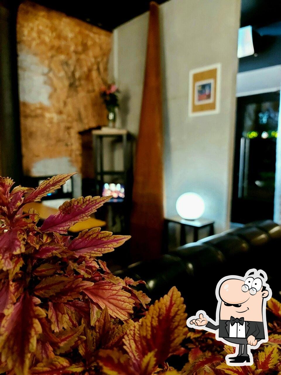Забронируйте столик в "351 Bar".