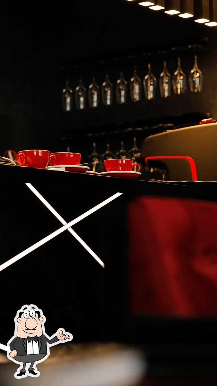 Посмотрите на внутренний интерьер "Acaffe lounge".