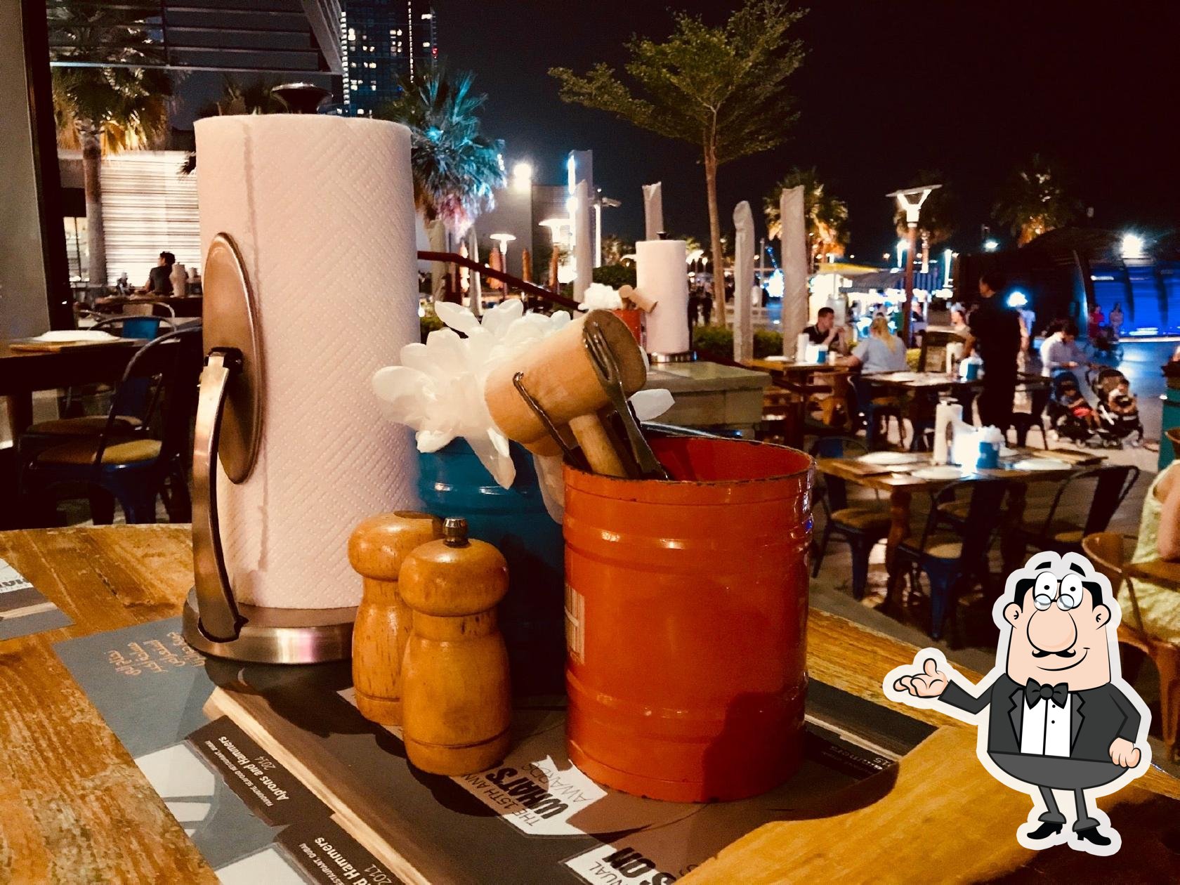 Посмотрите на внутренний интерьер "Aprons & Hammers JBR".