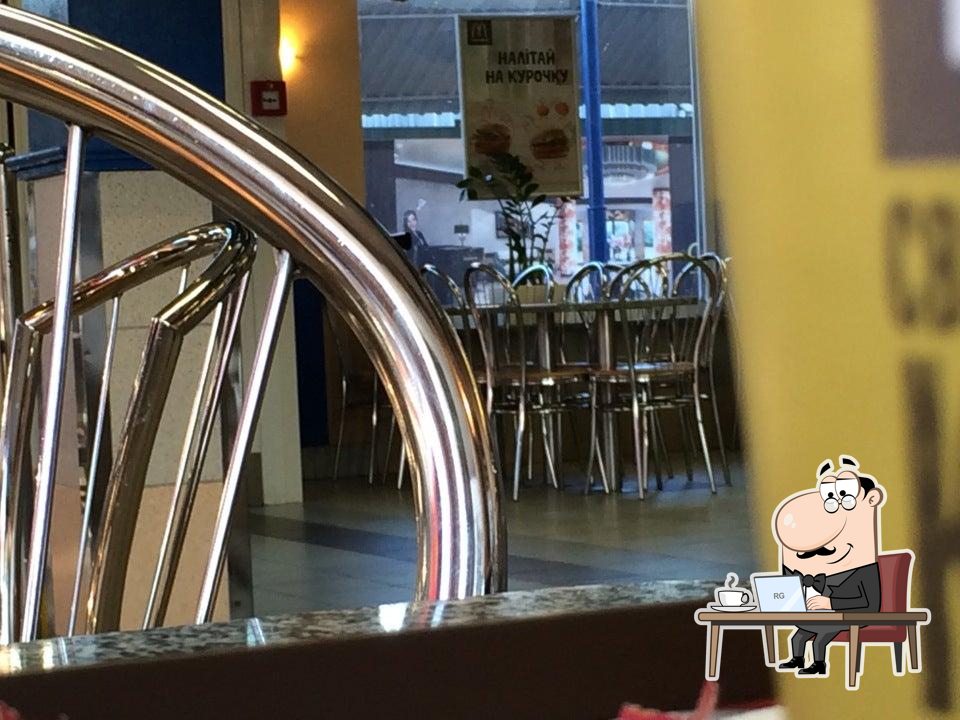 Посмотрите на внутренний интерьер "McDonald's".