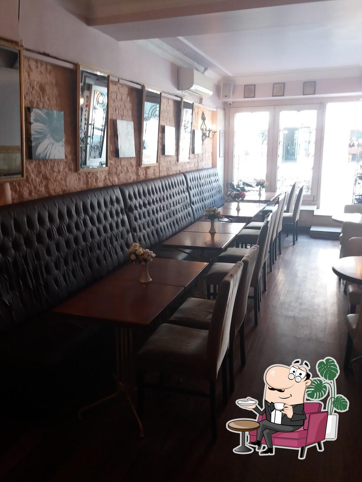Посмотрите на внутренний интерьер "Sofa Cafe".
