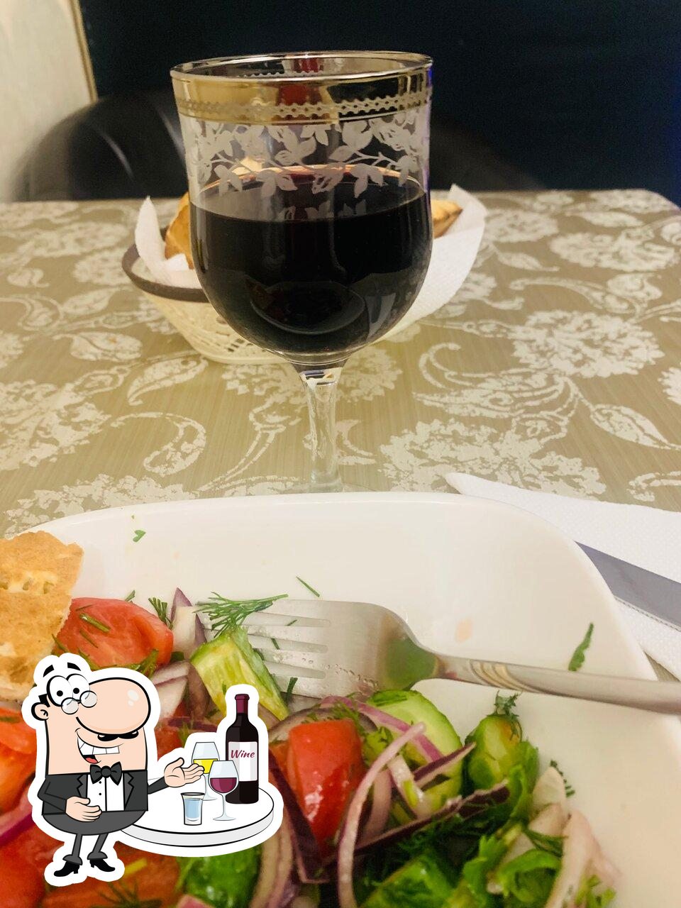 В "У моста" подаются алкогольные  напитки.