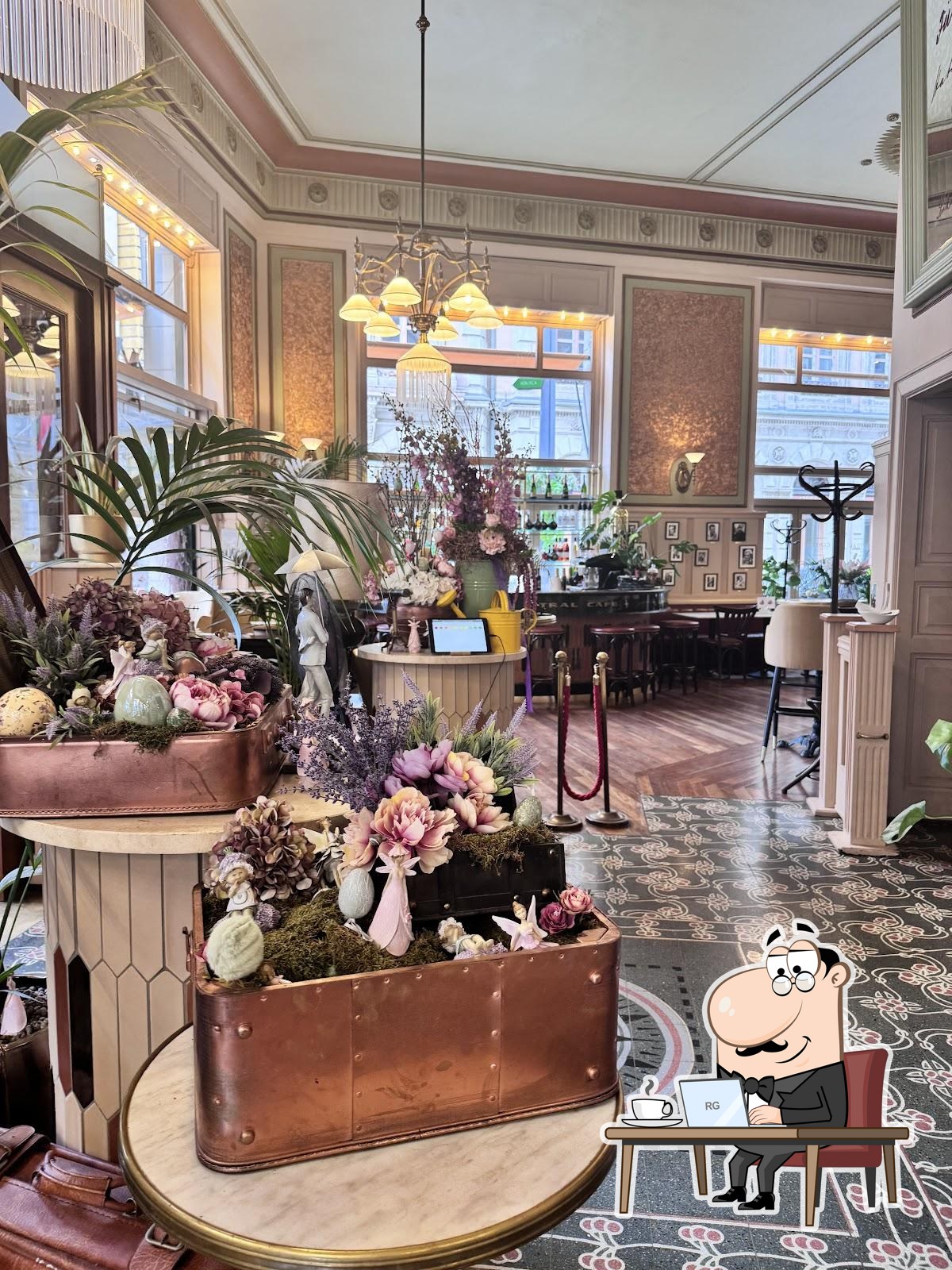 Интерьер "Centrál Grand Cafe & Bar".