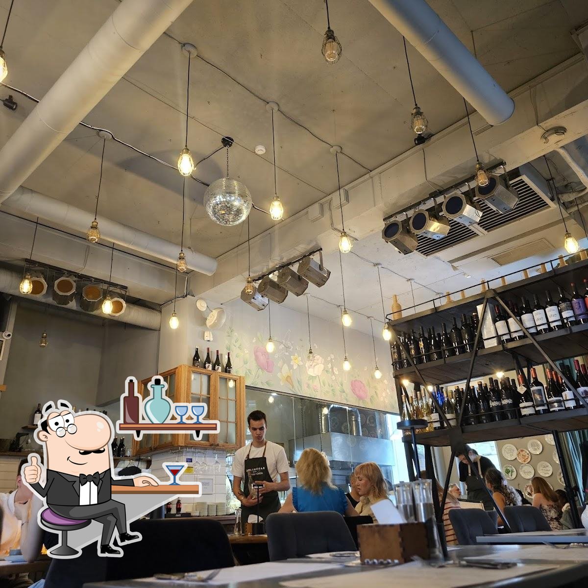 Посмотрите на внутренний интерьер "Gastrobar".