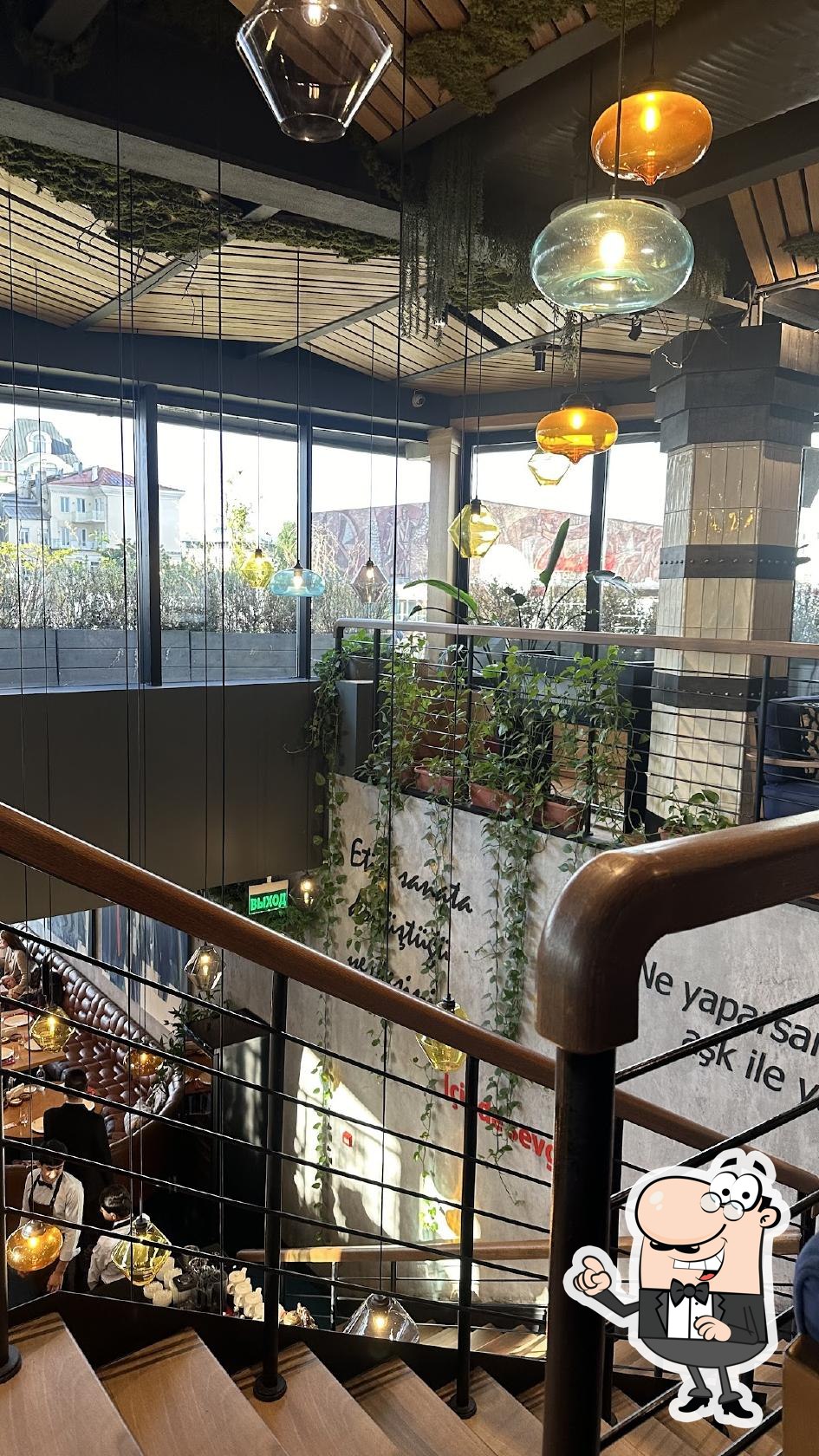 Посмотрите на внутренний интерьер "Cihan Turkish Steak and Kebab".