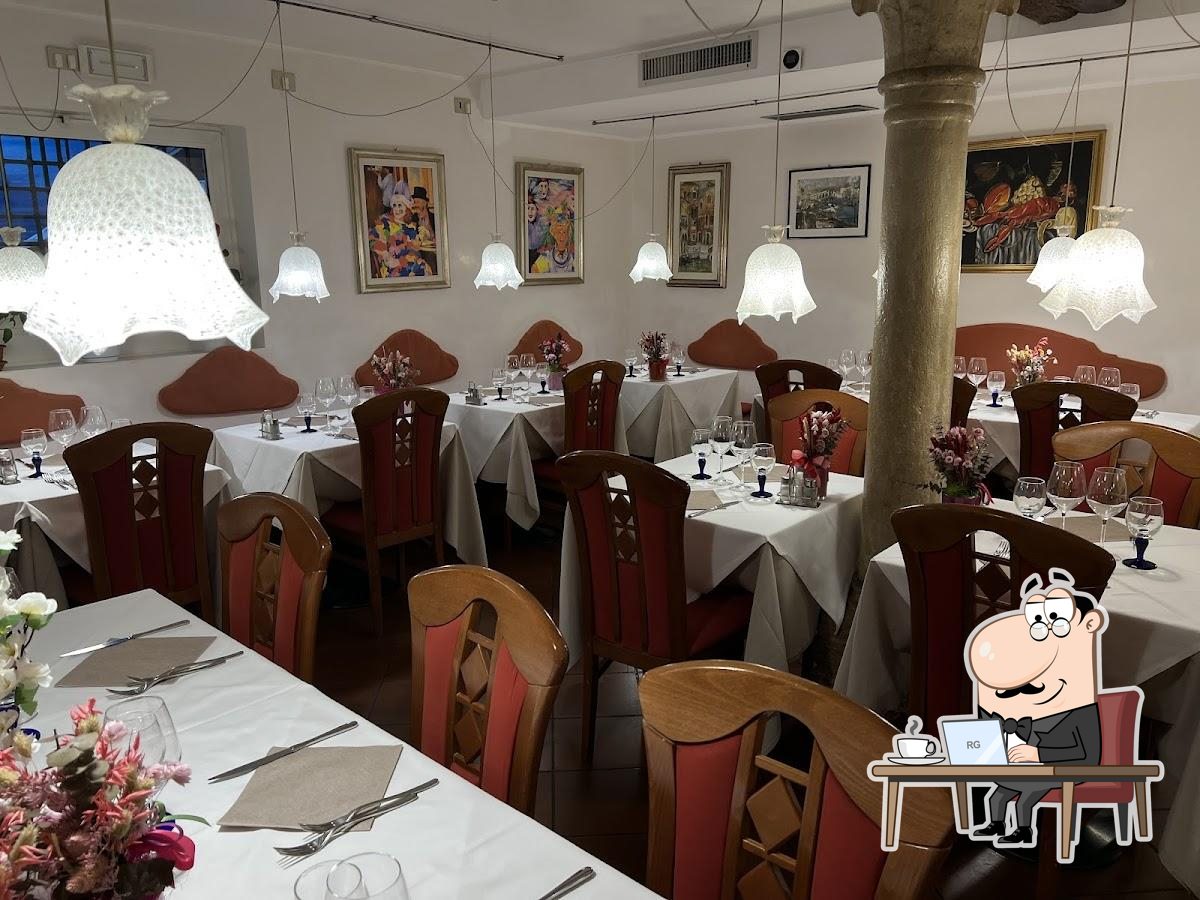 Интерьер "Trattoria Alla Scala".