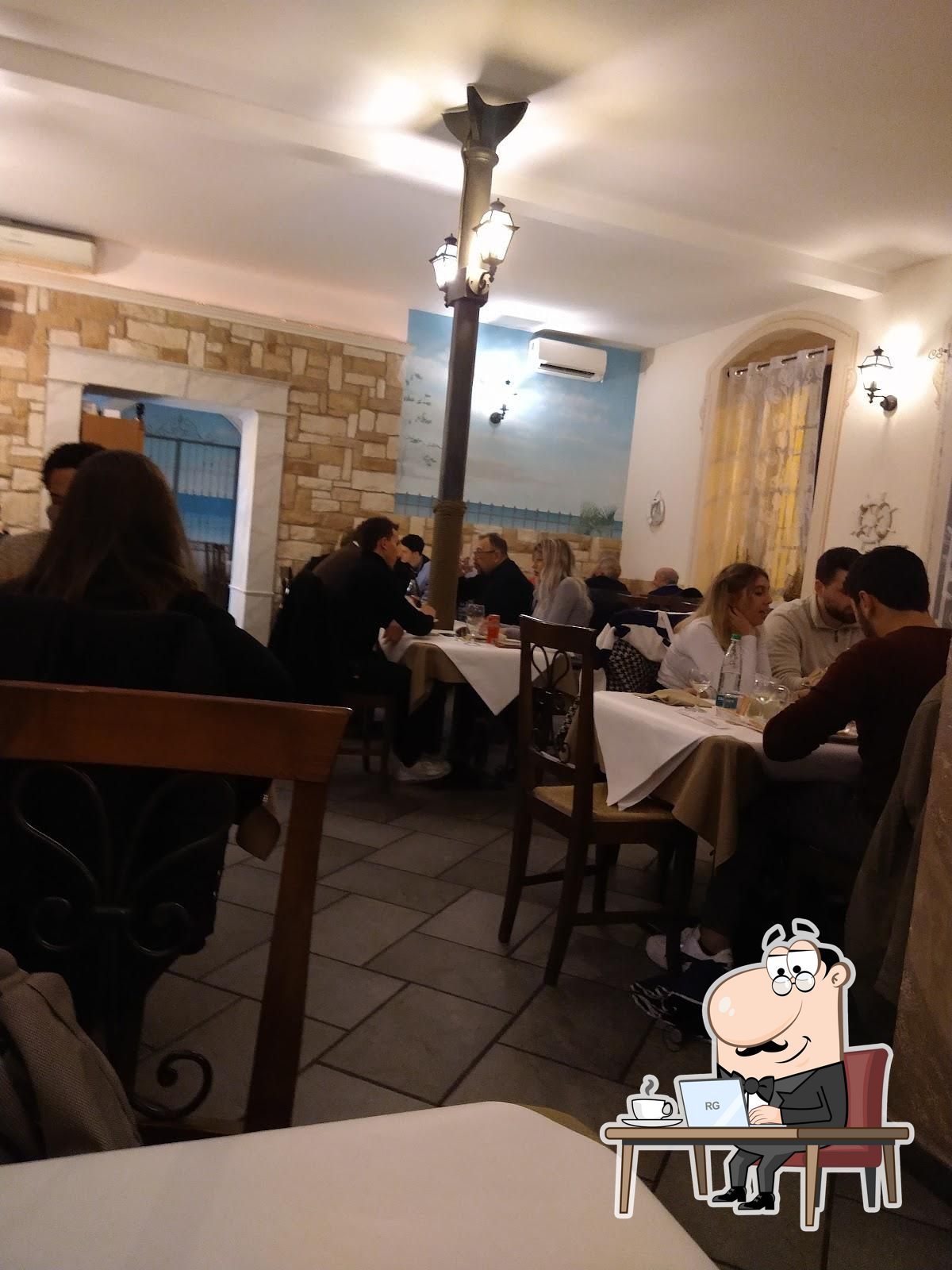 Посмотрите на внутренний интерьер "la Piazzetta di Oneglia".