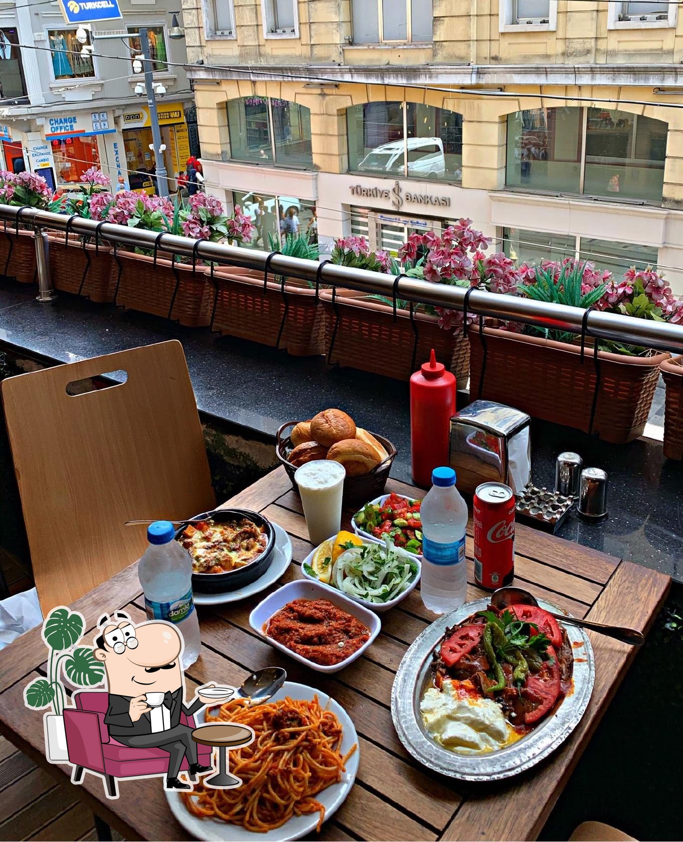 Посмотрите на внутренний интерьер "Beyoğlu Halk Döner Restaurant".
