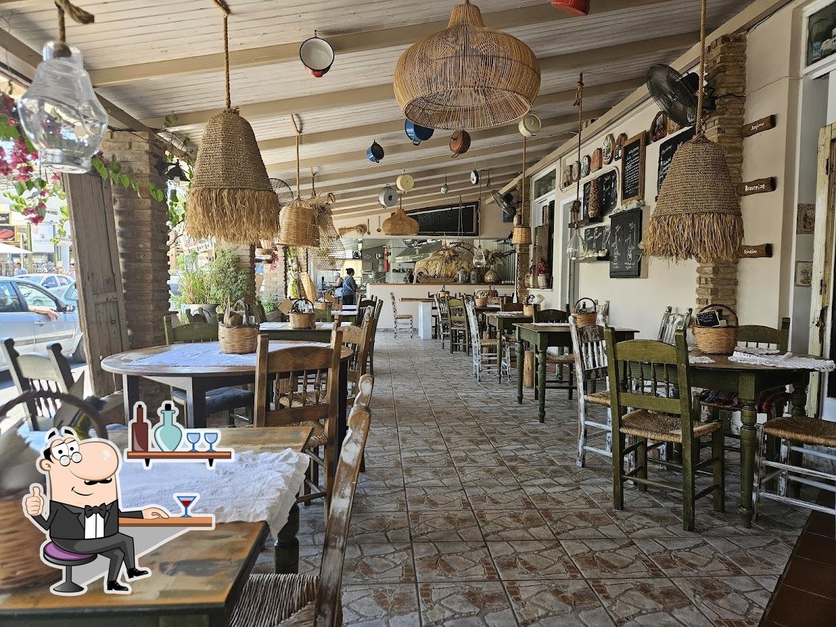 Посмотрите на внутренний интерьер "Raeti Taverna Restaurant".
