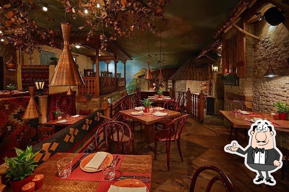 Забронируйте столик в "Кавказская пленница".