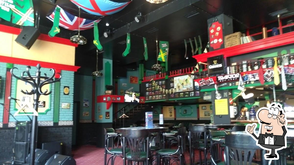 Забронируйте столик в "Harat's pub".