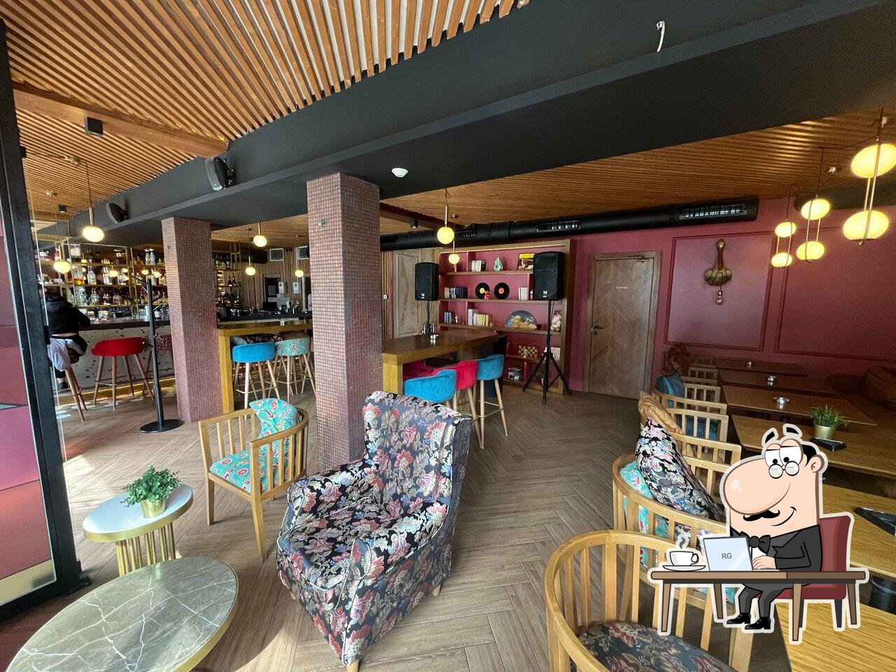 Интерьер "MOON Sushi & Fusion Food".