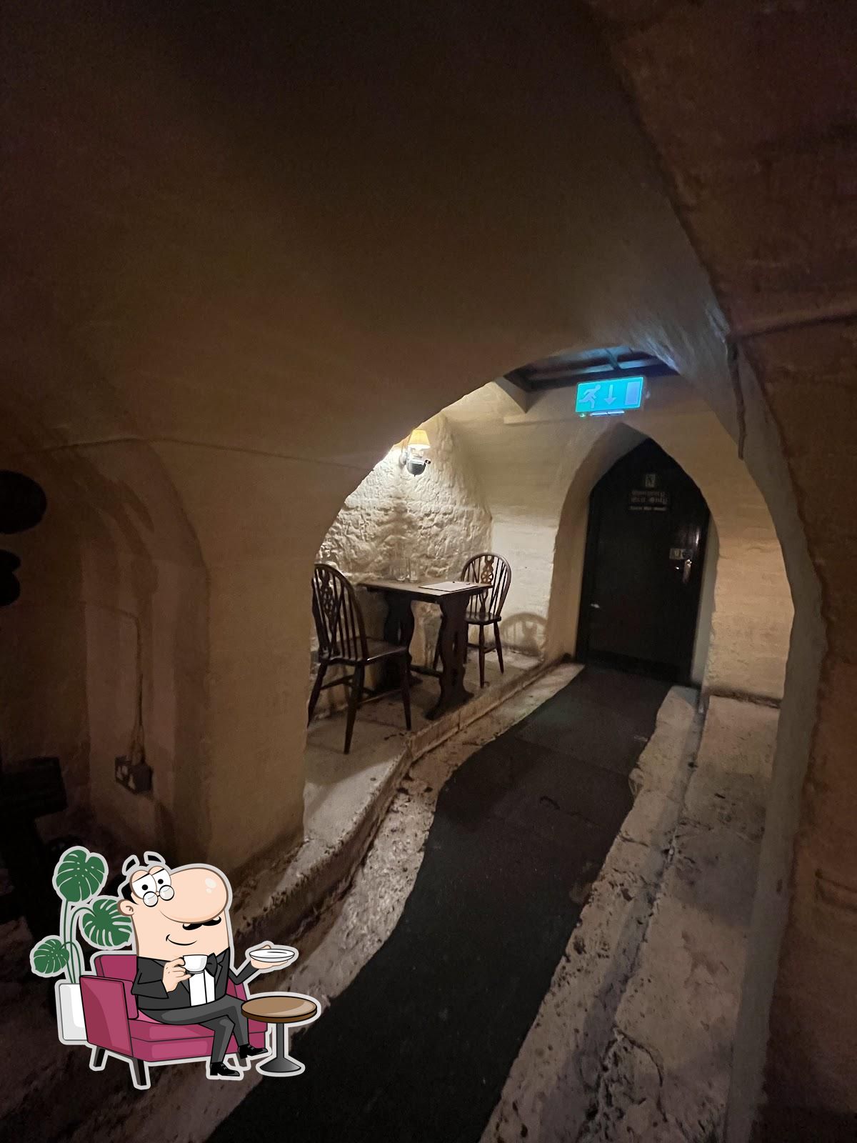 Посмотрите на внутренний интерьер "Ye Olde Cheshire Cheese".