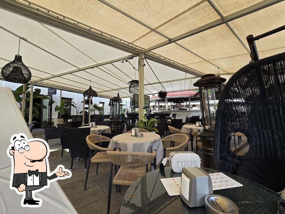 Посмотрите на внутренний интерьер "Carré Bar & Lounge".