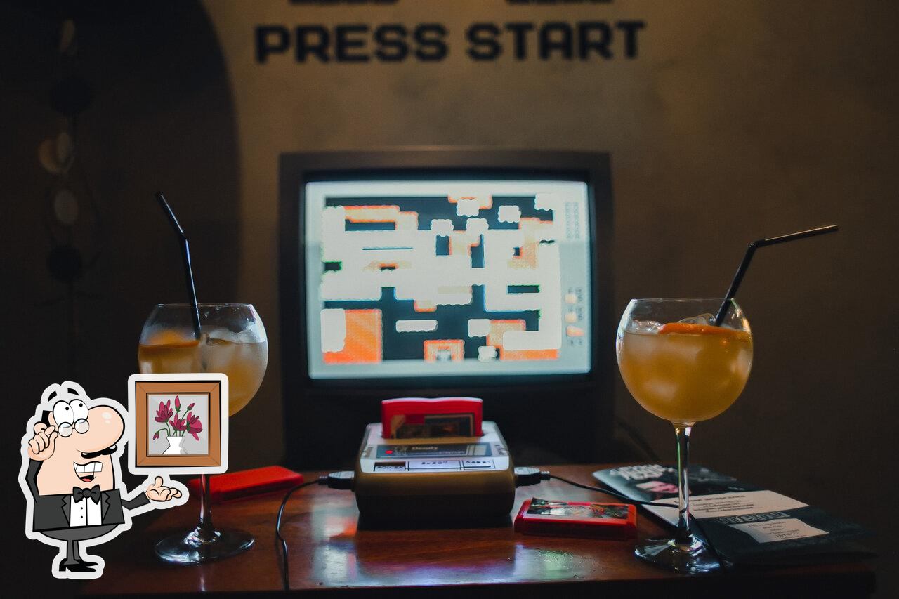 Забронируйте столик в "Руки Вверх!".