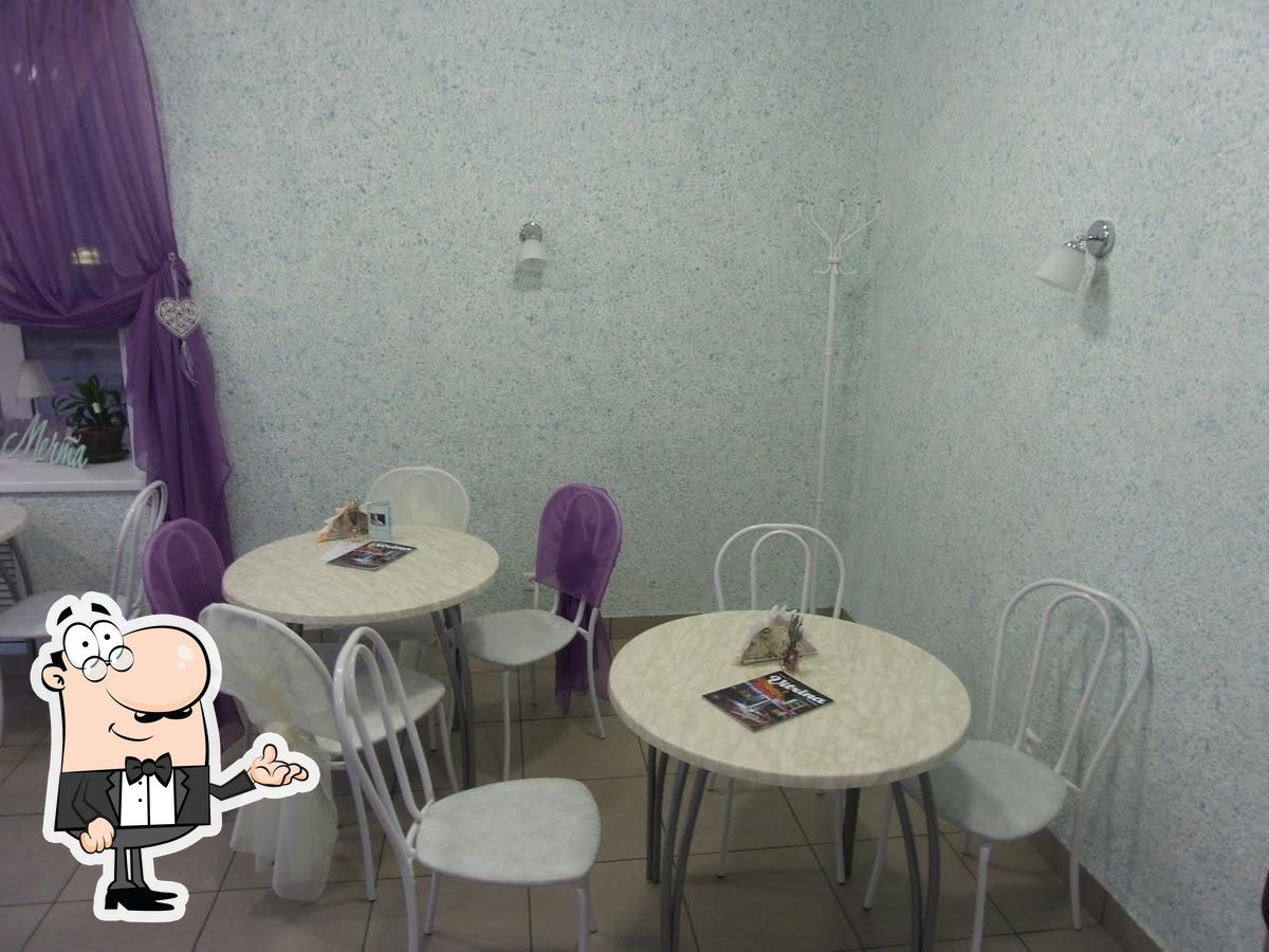 Посмотрите на внутренний интерьер "Macaron Cafe".