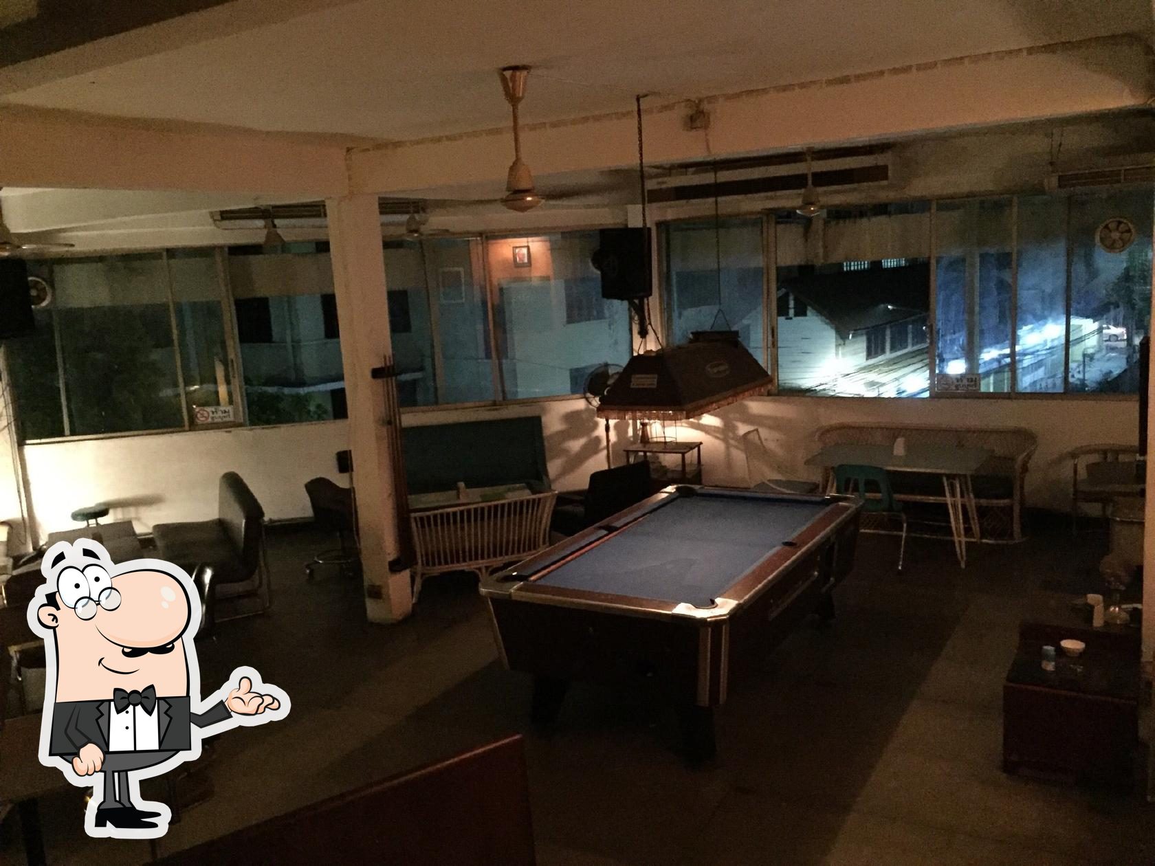 Интерьер "Phra Nakhon Bar & Gallery".