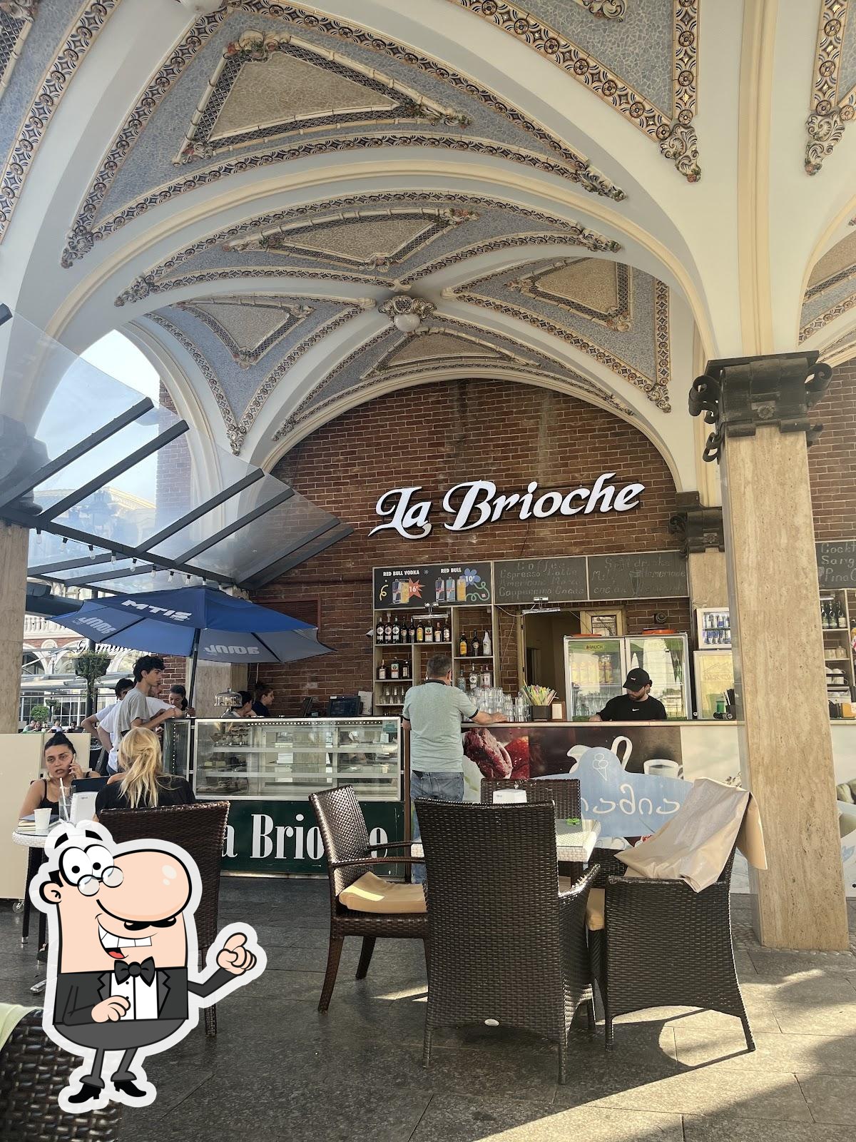 Посмотрите на внутренний интерьер "La Brioche".