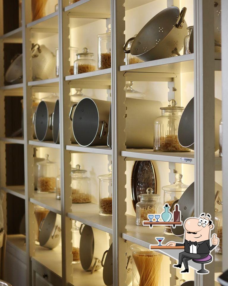 Забронируйте столик в "La Poma Restaurant".