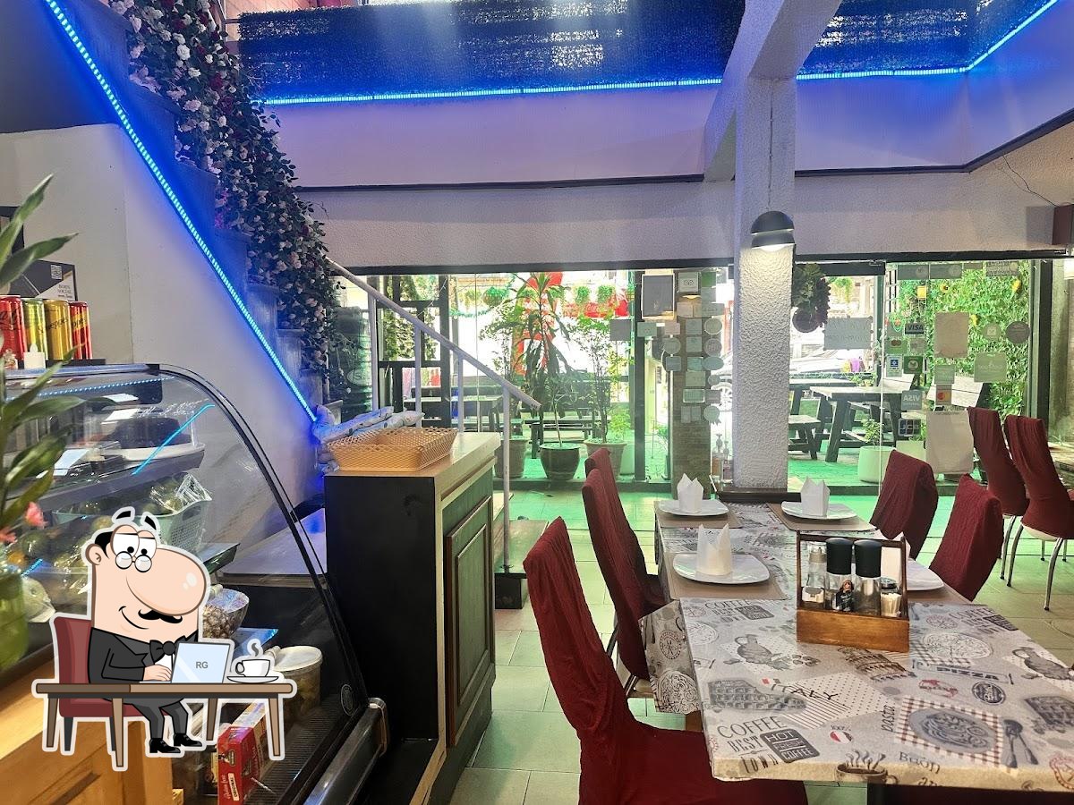Посмотрите на внутренний интерьер "Govinda Vegetarian Vegan Restaurant in Bangkok".