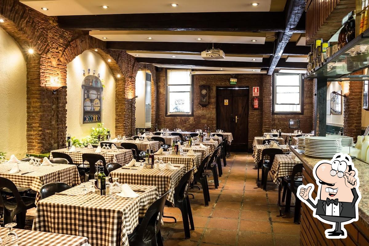 Интерьер "Taverna El Glop".