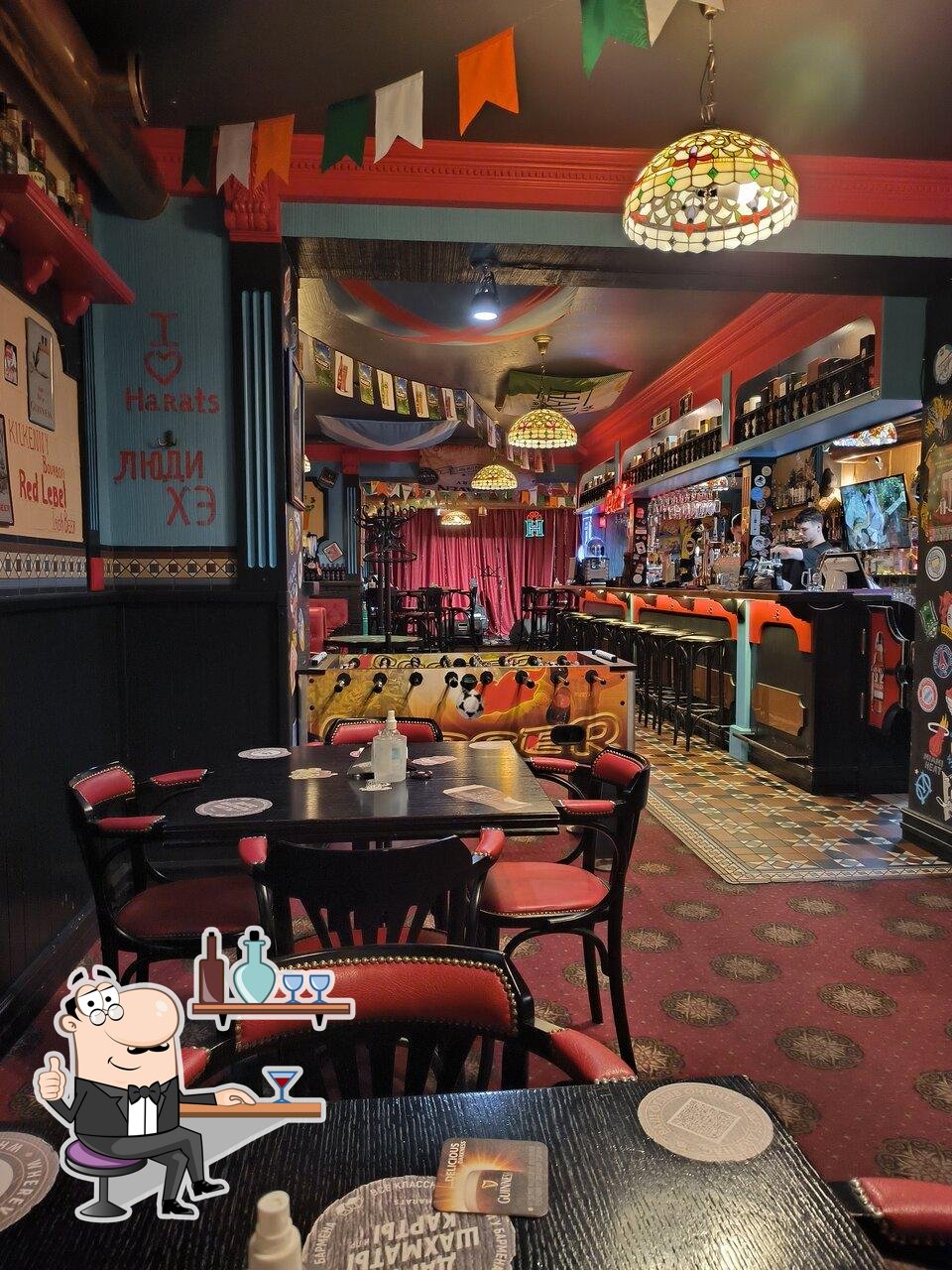 Посмотрите на внутренний интерьер "Harat’s pub".