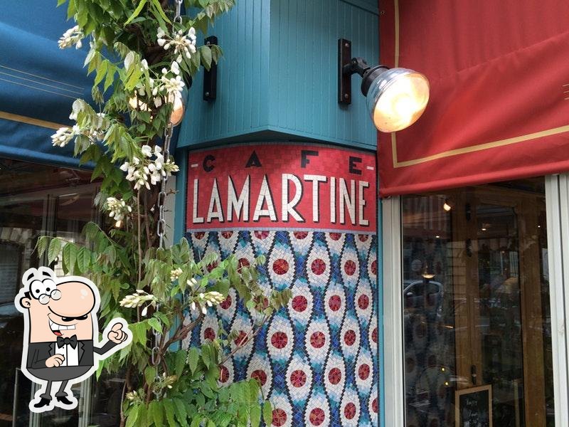 Посмотрите на внутренний интерьер "Café Lamartine".