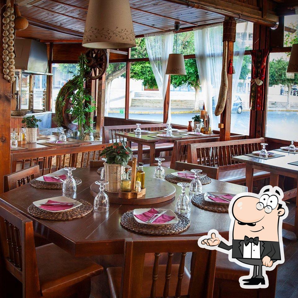 Посмотрите на внутренний интерьер "Restaurante Bulgari".
