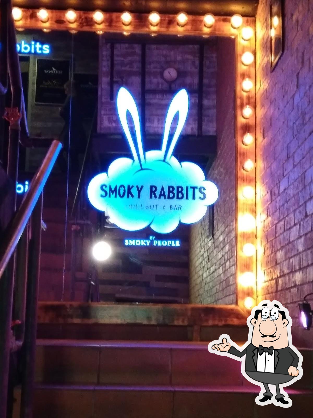 Посмотрите на внутренний интерьер "Smoky Rabbits".