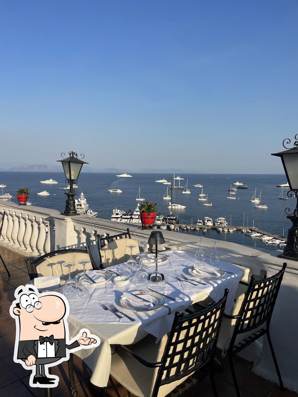 Забронируйте столик в "Cavalieri Roof Garden".