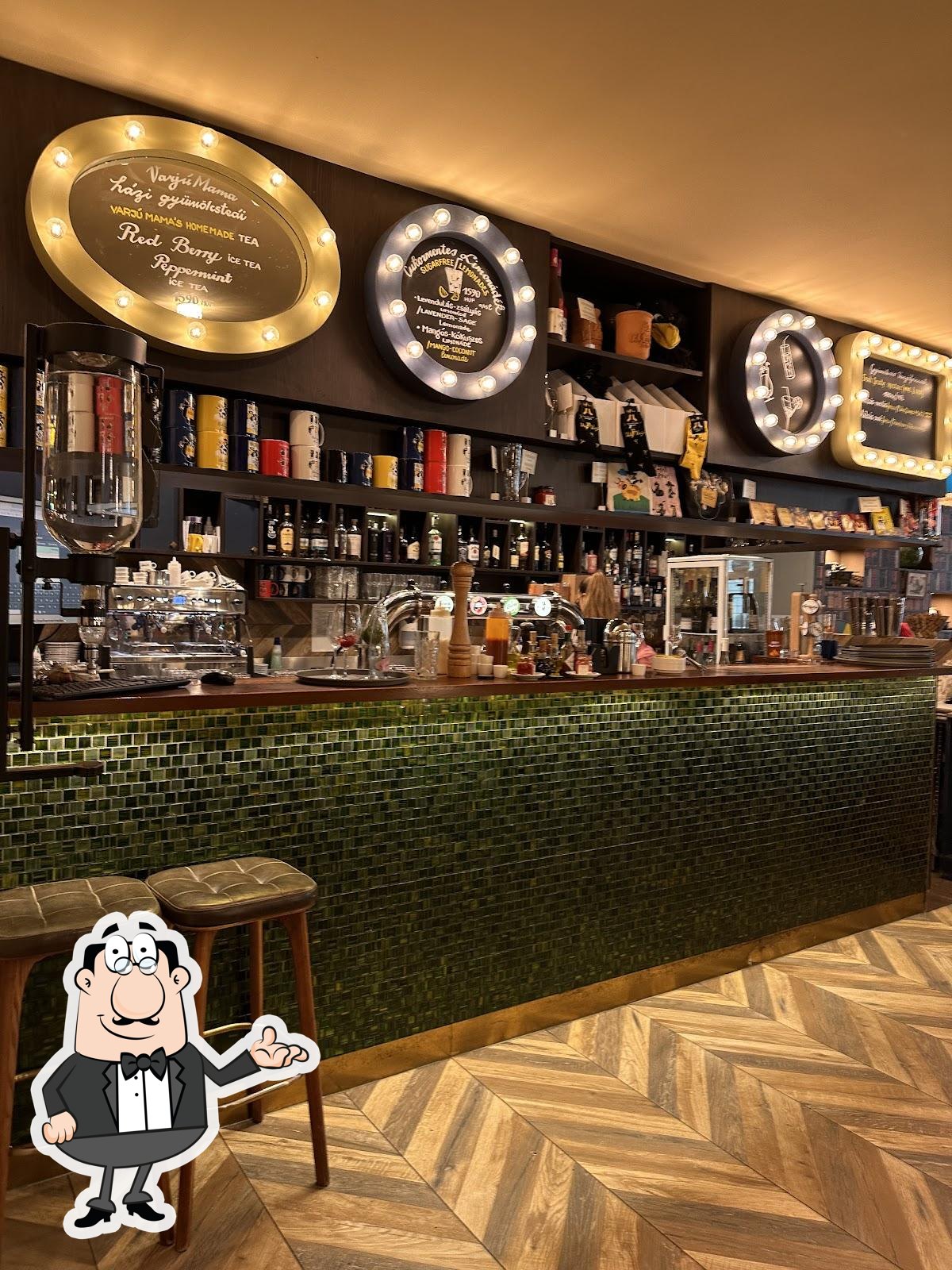Забронируйте столик в "VakVarjú Restaurant".