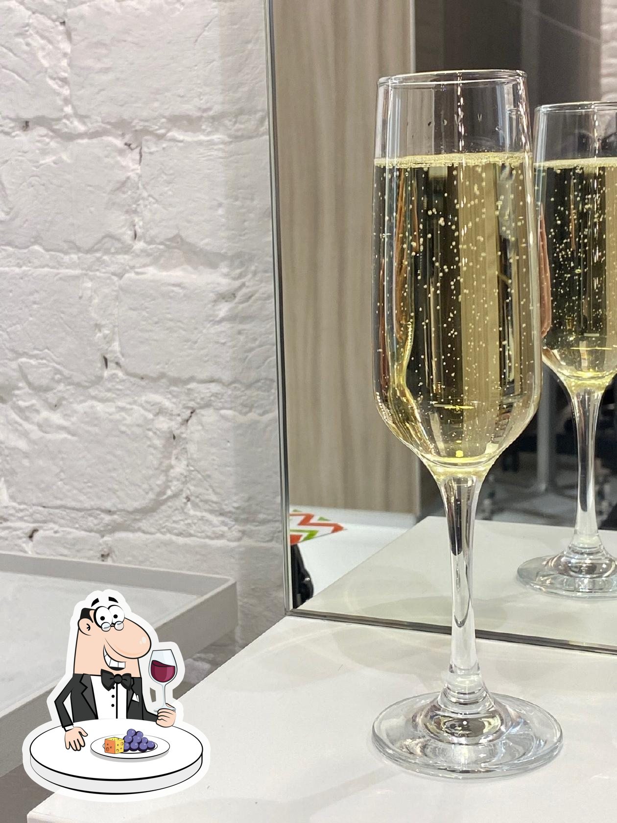 Приятно насладиться бокалом вина в "Beauty Wine & Dine".