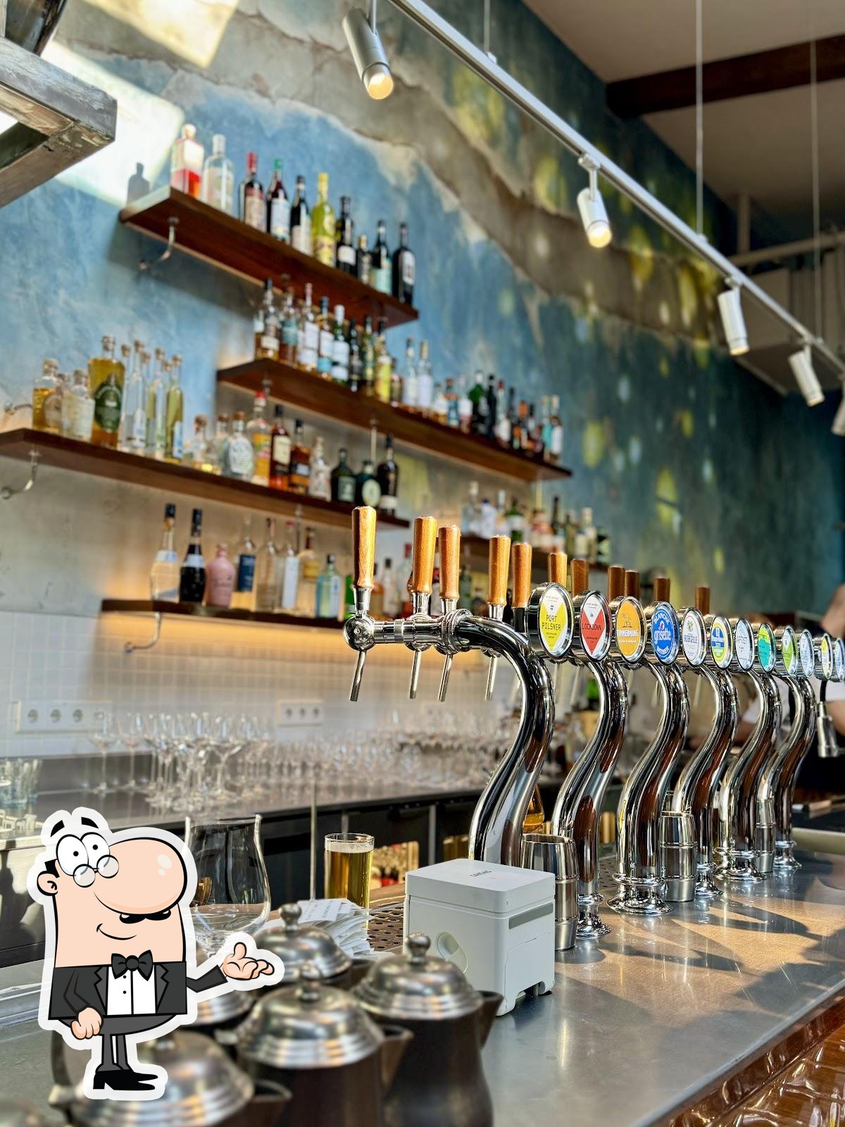 Посмотрите на внутренний интерьер "Anchovy’s Club".