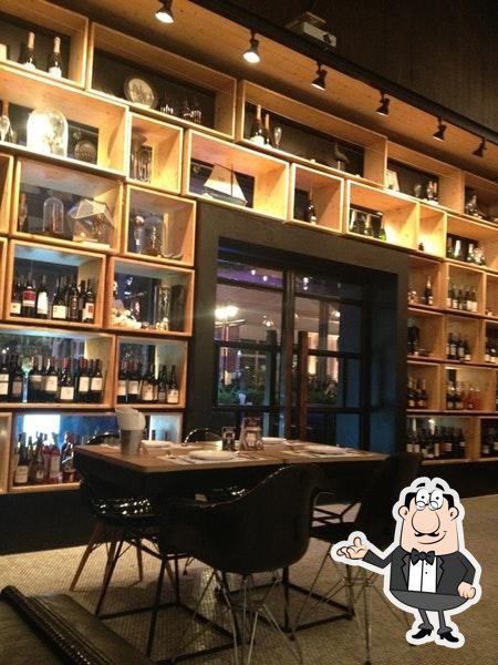 Посмотрите на внутренний интерьер "Fire & Dine".