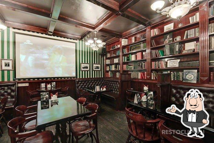 Посмотрите на внутренний интерьер "O'Briens".