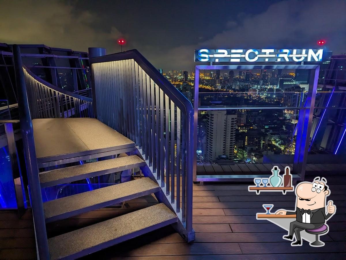 Посмотрите на внутренний интерьер "Spectrum Lounge & Bar".