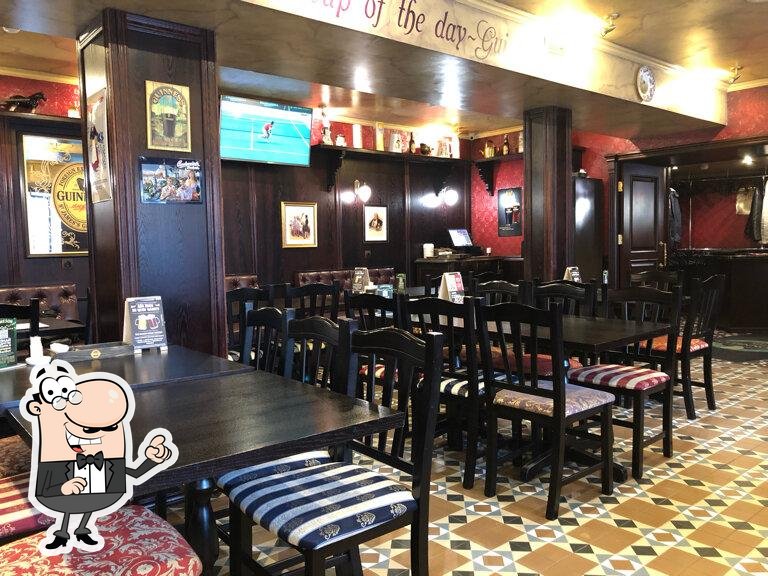 Посмотрите на внутренний интерьер "O'Connell's Pub".