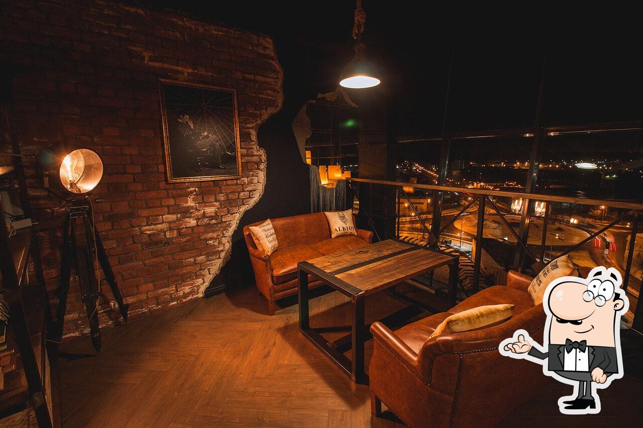 Посмотрите на внутренний интерьер "Albion Club".