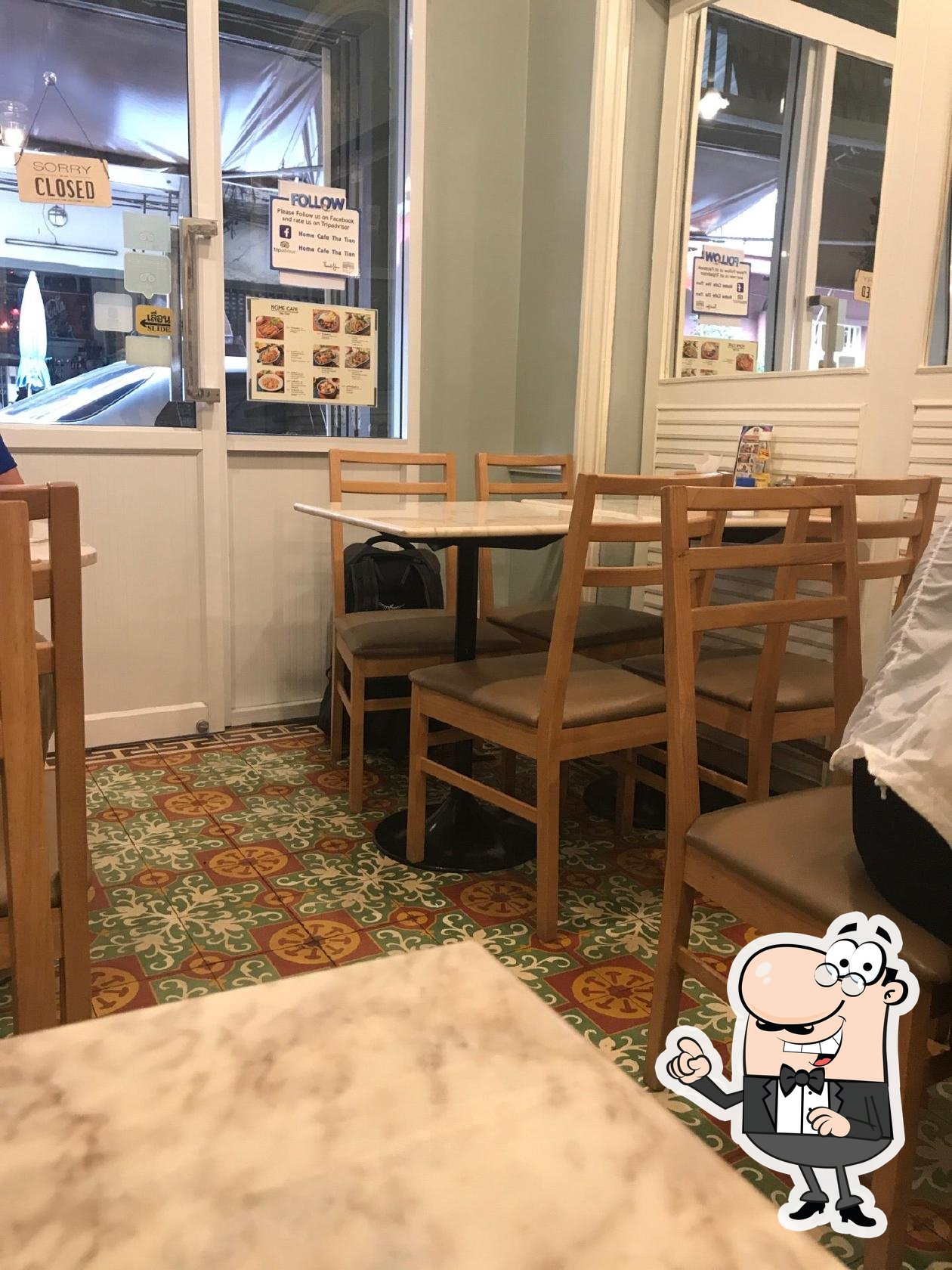 Посмотрите на внутренний интерьер "Home Cafe Tha Tien".