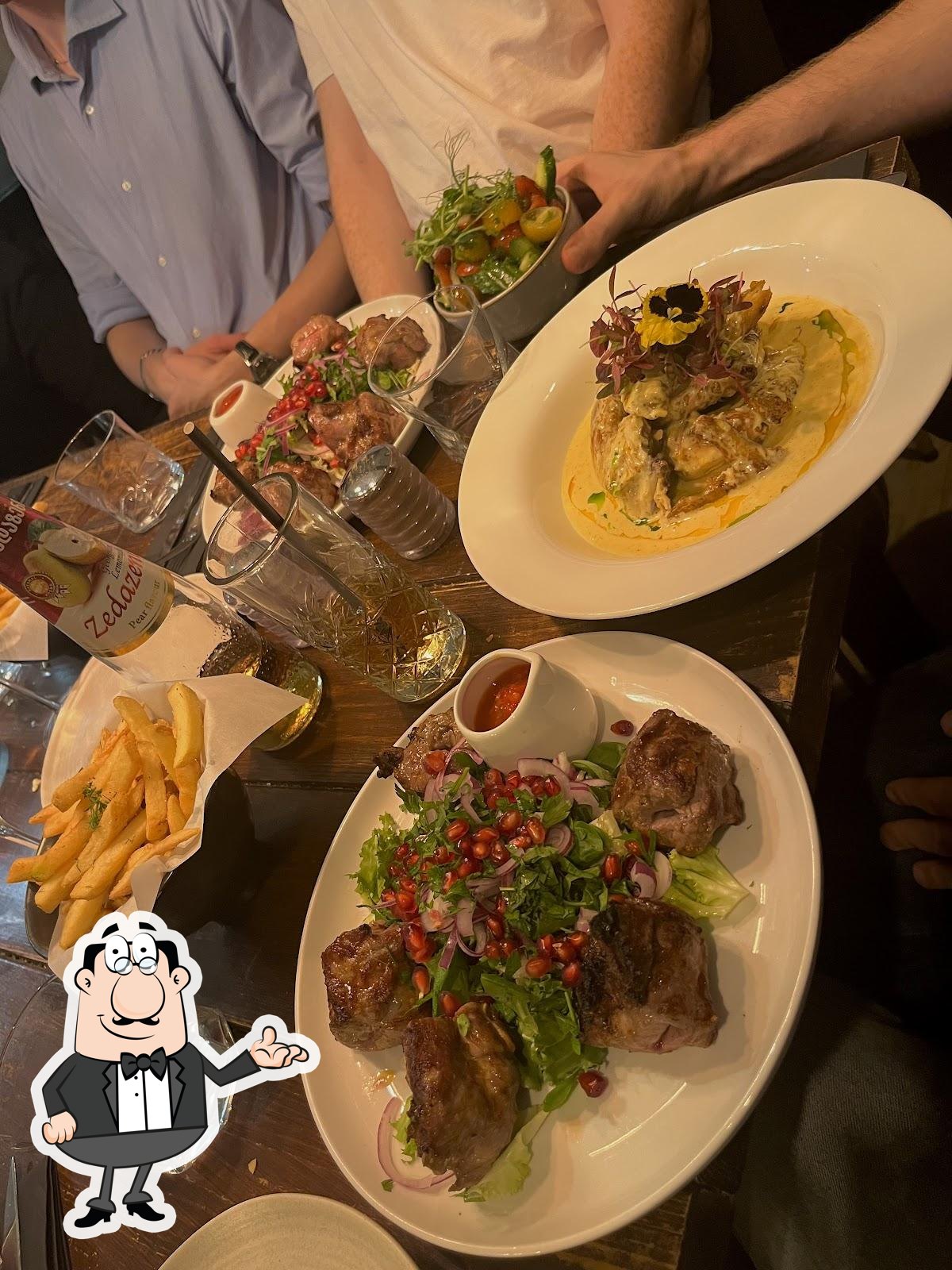 Посмотрите на внутренний интерьер "Samaia Georgian Restaurant".
