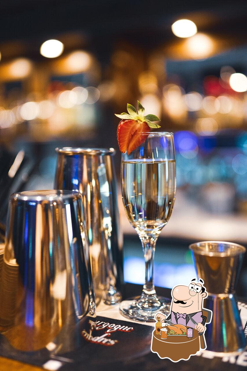 Выпейте стаканчик пива за ужином.