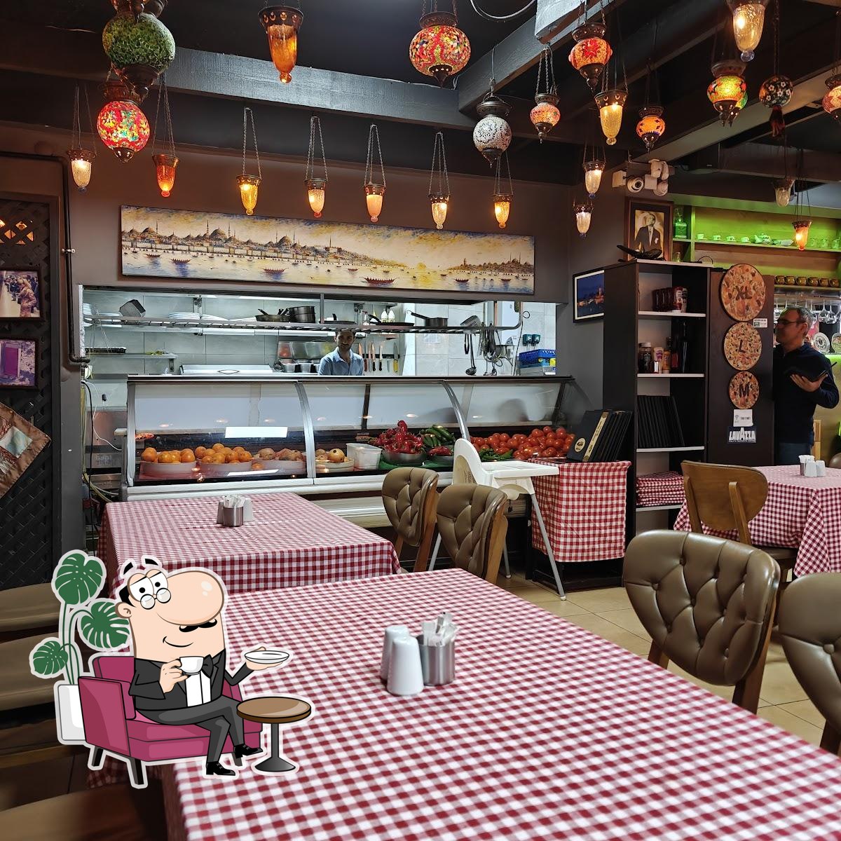 Посмотрите на внутренний интерьер "Ozi Pizza and Pasta".